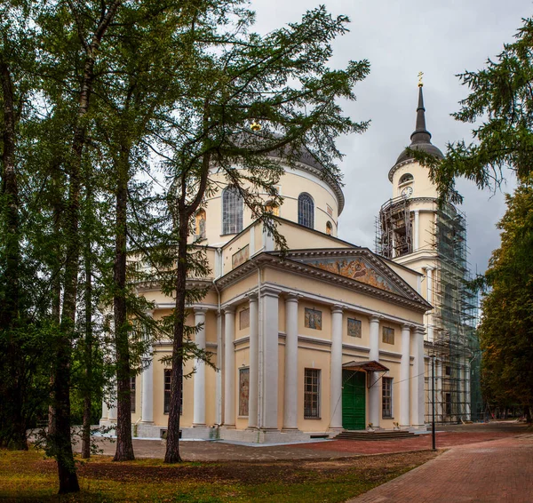 トリニティ大聖堂 文化と休息の中心都市公園 カルガ ロシア — ストック写真