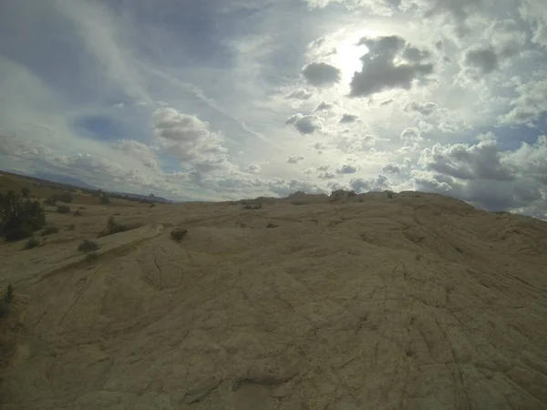 Έρημος Τοπίο Πέτρα Άμμο Σύννεφα Και Εκπληκτικό Ουρανό — Φωτογραφία Αρχείου