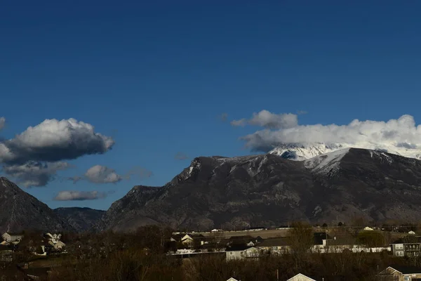 Montagnes Avec Zone Ville Dessous Avec Des Nuages Bleus Ciel — Photo