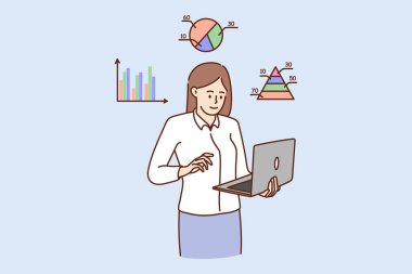 Genç kadın iş analisti laptopta grafiklerle çalışıyor. 