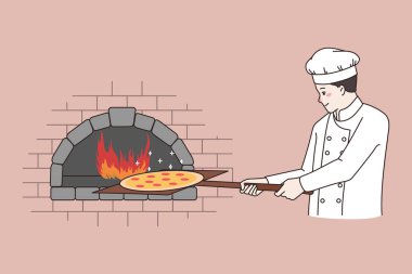 Şef restoranda fırında pizza pişiriyor. 