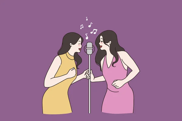 Улыбающиеся женщины поют в микрофоне в караоке-баре — стоковый вектор