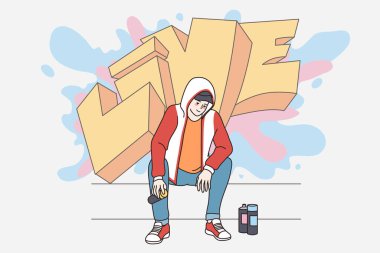 Mutlu bir milenyum adamı sokak duvarına grafiti çiziyor. 