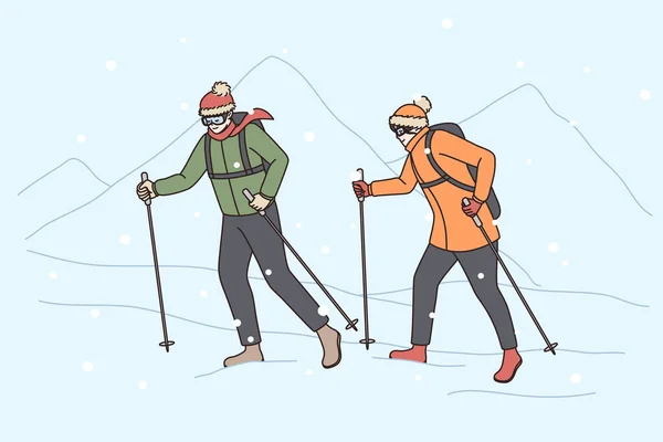 Люди пішохідні сходження на засніжену зимову гору — стоковий вектор