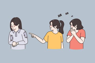 Küçük kızlar yoksul sınıf arkadaşlarına gülerler. 