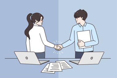 Gülümseyen iş ortakları toplantıda tokalaşıyor. 