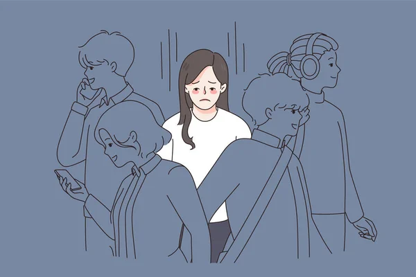 Mutsuz kadın kalabalıkta kendini yalnız hissediyor