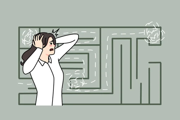 Úzkostlivá žena zmatená nalezením cesty v labyrintu — Stockový vektor