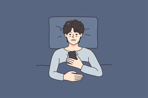 Müder Mann liegt im Bett und leidet unter Schlaflosigkeit — Stockvektor