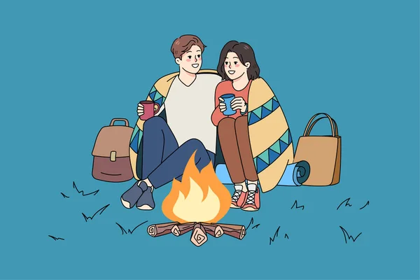 Pasangan Bahagia Duduk Dekat Api Memeluk Minum Teh Hangat Atau Stok Ilustrasi Bebas Royalti