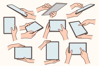 İnsan eli koleksiyonunda modern tablet cihazları internette geziniyor. Çevrimiçi çalışan bir grup kişi ped aygıtı kullanıyor. Model ekran, kopyalama alanı. Yeni teknoloji. Vektör illüstrasyonu. 