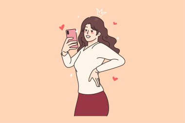 Mutlu bin yıllık güzel kız cep telefonunun erkek portresi. Gülümseyen genç kadın blogcu ya da sosyal medya etkileyicisi akıllı telefon kamerasından selfie çekiyor. Düz vektör illüstrasyonu. 