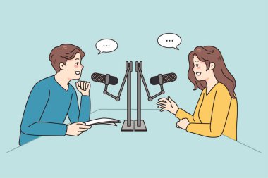 Gülümseyen çeşitli insanlar stüdyoda mikrofonlarda podcast 'te birlikte konuşuyorlar. İstasyonda iyi radyo sunucusu röportajları. Eğlence endüstrisi. Vektör illüstrasyonu. 