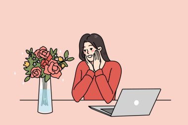 Ofisteki masada oturan mutlu genç bayan gizli bir hayranının çiçek teslimatına hoş bir sürpriz yaptı. Gülümseyen kız romantik hediye buketiyle sersemlemiş. Aşk ve şefkat. Vektör illüstrasyonu. 