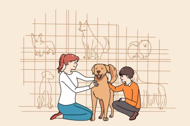Mutlu anne ve oğul köpeği okşar barınaktan hayvan evlat edinirler. Gülümseyen anne ve çocuk evsiz köpekler için hayvan merkezinden evcil hayvan alıyorlar. Yavru köpek evlatlığı. Vektör illüstrasyonu. 