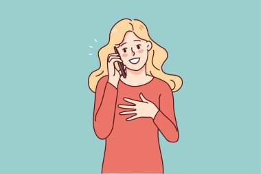 Cep telefonu zımbırtısıyla konuşan mutlu genç kadın. Gülümseyen kız akıllı telefon konuşmalarında ya da aramada iyi eğlenceler. Teknoloji konsepti. Vektör illüstrasyonu. 