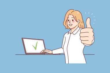 Bilgisayarda çalışan gülümseyen kadın internet hizmeti öneriyor. Mutlu bayan müşteri dizüstü bilgisayar uygulamasına tavsiye veriyor. Müşteri geri bildirimi. Vektör illüstrasyonu.