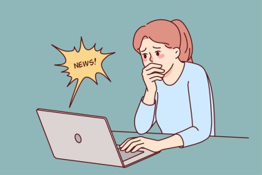 Sersemlemiş kadın internetteki inanılmaz haberler karşısında şok olmuş hissediyor. Mektuplara ya da bilgisayardaki uyarılara şaşırmış bir kız. Vektör illüstrasyonu. 