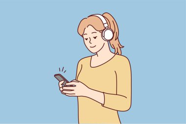 Kulaklıklı mutlu genç kadın akıllı telefondan müzik dinliyor. Kulaklıklı gülümseyen kız cep telefonundaki kaliteli sesten hoşlanır. Vektör illüstrasyonu. 