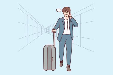 Bavullu genç bir işadamı havaalanında cep telefonuyla konuşuyor. Takım elbiseli kendine güvenen erkek patronun iş gezisi için akıllı telefon görüşmesi hazırlamış. Vektör illüstrasyonu. 
