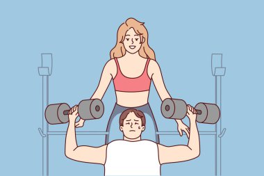 Kadın antrenör, erkek müşteriye spor salonunda yardımcı oluyor. Spor merkezinde koltuk değneği olan kadın sporcu ya da antrenör. Vektör illüstrasyonu. 