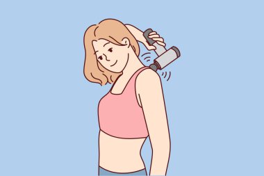 Genç bayan masaj aleti ile masaj yapıyor. Gülümseyen kız sırt ağrısını elektronik masaj cihazıyla hafifletiyor. Vektör illüstrasyonu. 