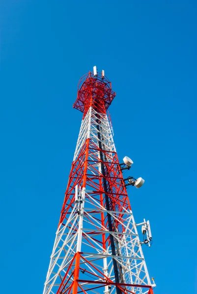 Antena de rádio de telecomunicações e torre de satélite — Fotografia de Stock