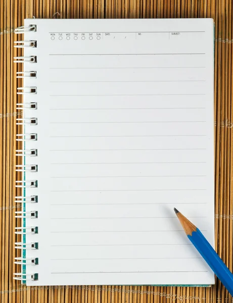 Primer plano del cuaderno con lápiz —  Fotos de Stock