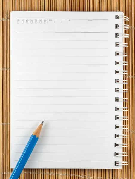 Close-up de notebook com lápis — Fotografia de Stock