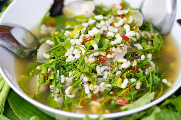 yıldız bektaşi üzümü ve kırmızı karınca yumurtaları köri