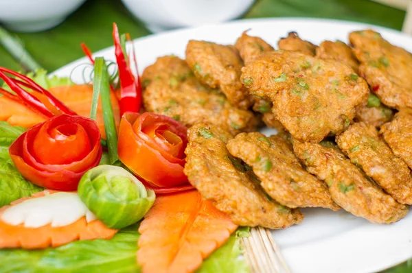 derin yağda kızartılmış curried balık köftesi