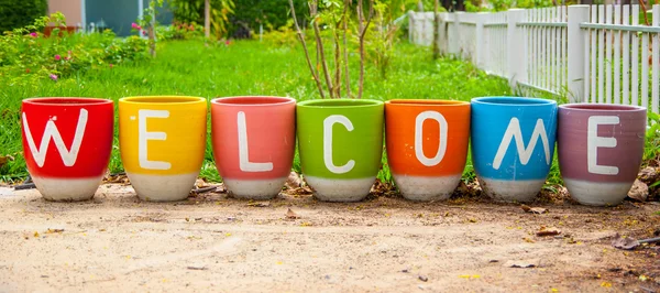 çiçekler pot üzerinde Hoşgeldiniz