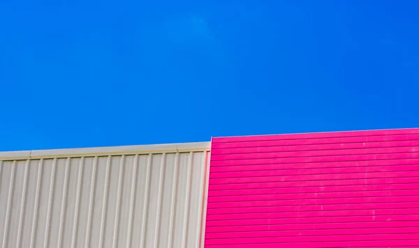 Väggen och blå himmel. — Stockfoto
