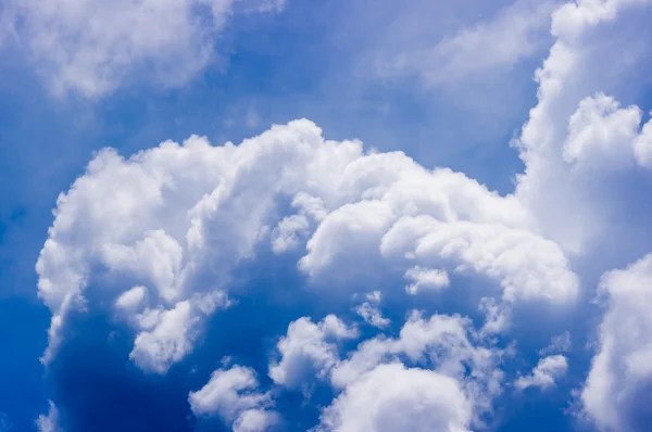 Blauer Himmel mit Wolken lizenzfreie Stockfotos