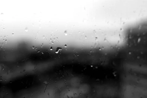 Pencereye düşen yağmur damlası. Genel plan.