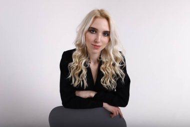 Beyaz arka planda ceketli bir kadın.