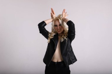 Beyaz arka planda deri ceketli bir kadın.