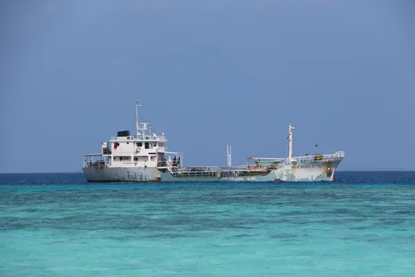 Big boat on water. Maldives — Stock Photo, Image