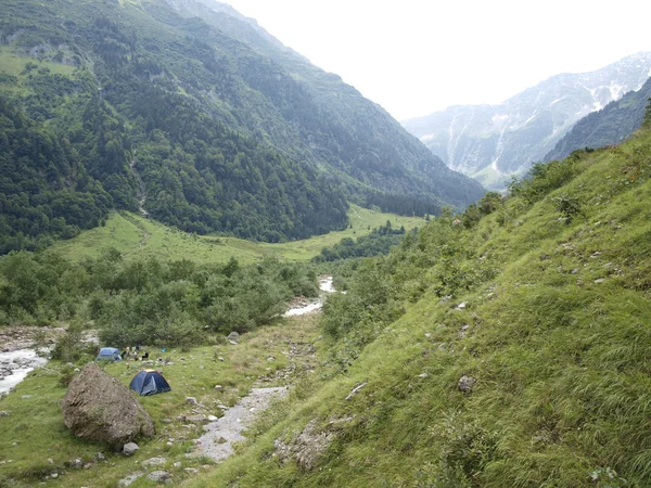 Campeggio sul torrente ghiacciaio. Alpine — Foto Stock