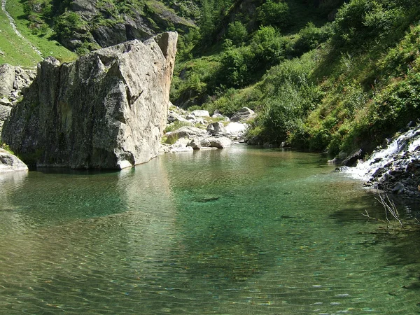 Lake in alpine mountains — Stock Photo, Image