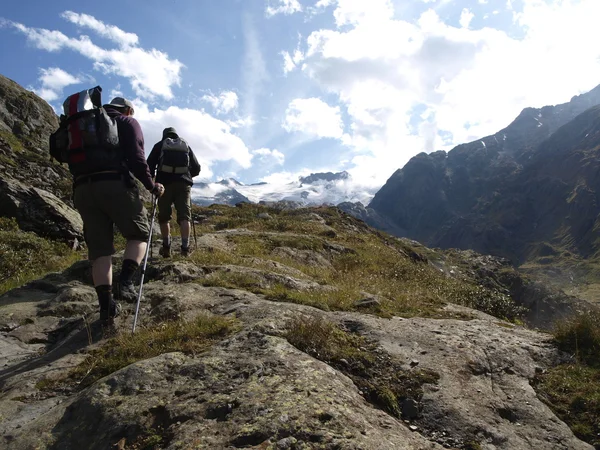 Hikers in alpine mountains — Stock Photo, Image