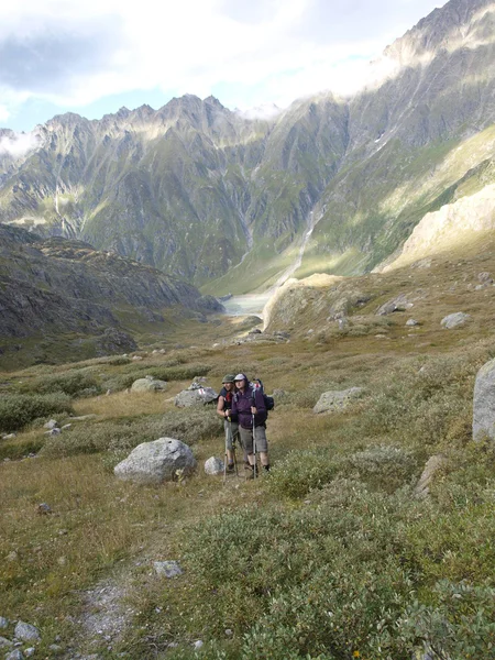 Escursionisti in montagna alpina — Foto Stock