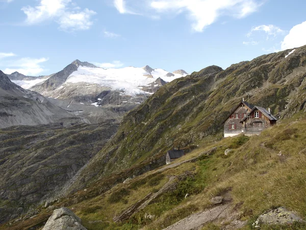 Montagne ghiacciaio alpino. gauli casa — Foto Stock