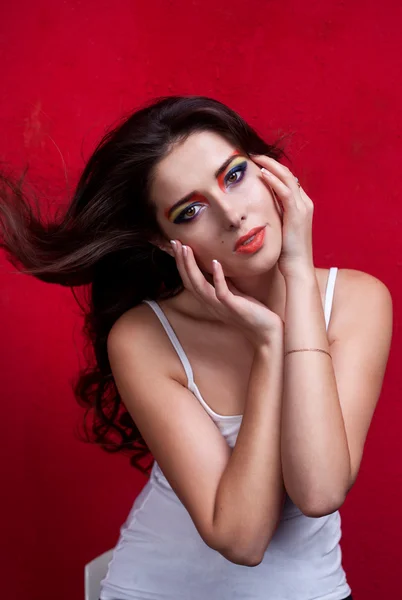 Renkli eyemakeup ile güzel bir kızın portresi — Stok fotoğraf