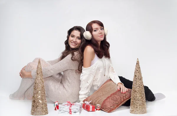 Dvě krásné dívky s vánoční dárky — Stock fotografie