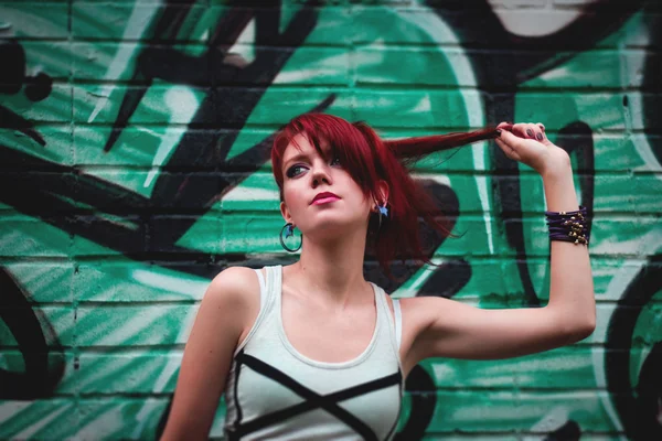 Hermosa chica y pared de graffiti — Foto de Stock