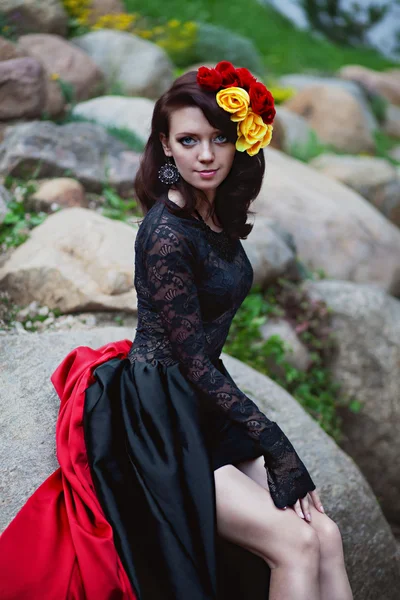 Vacker flicka i svart spetsklänning — Stockfoto