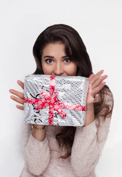 Hermosa chica con regalo de Navidad a la venta — Foto de Stock