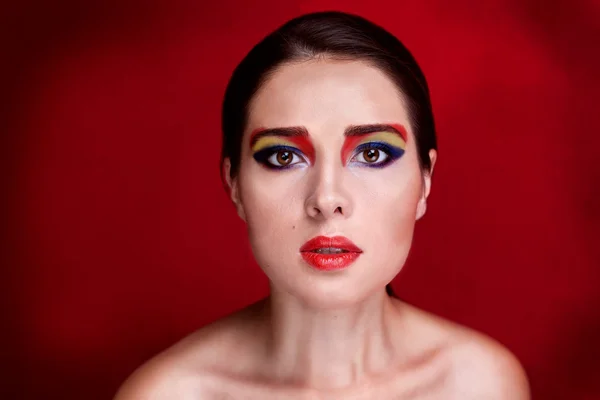 Portrait d'une belle fille avec un maquillage coloré des yeux. C'est le cas, c'est le cas, c'est le cas, c'est le cas. Beauté — Photo