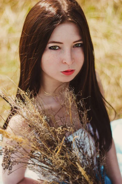 トウモロコシ畑で美しいブルネットの少女 — ストック写真